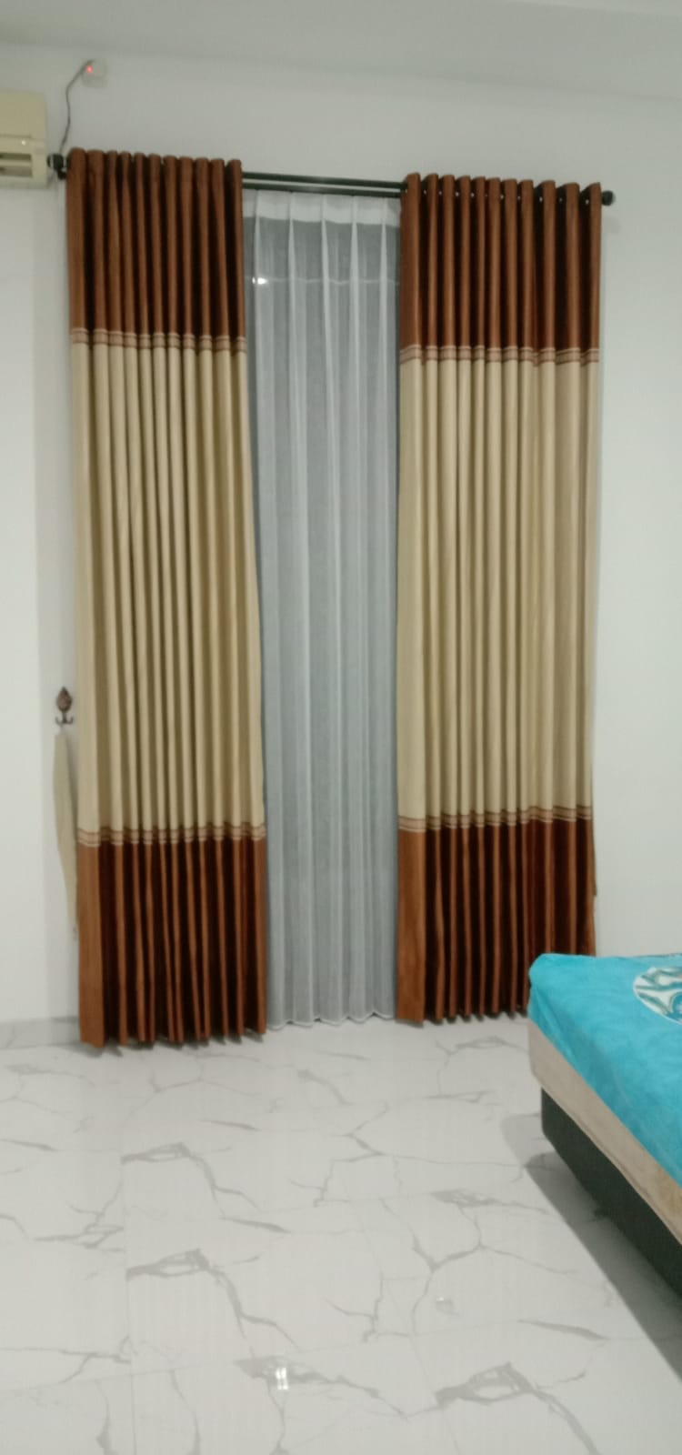 hasil pemasangan gorden kombinasi elegan di cikarang