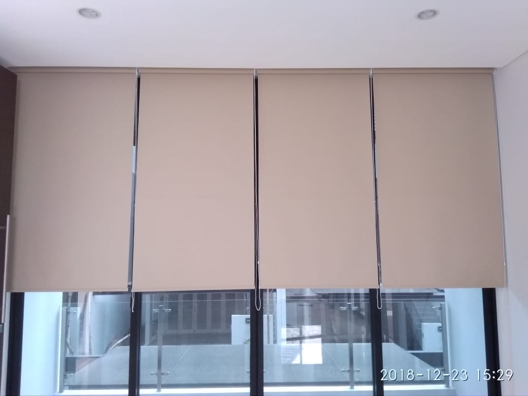 hasil pemasangan roller blind kantor di serpong