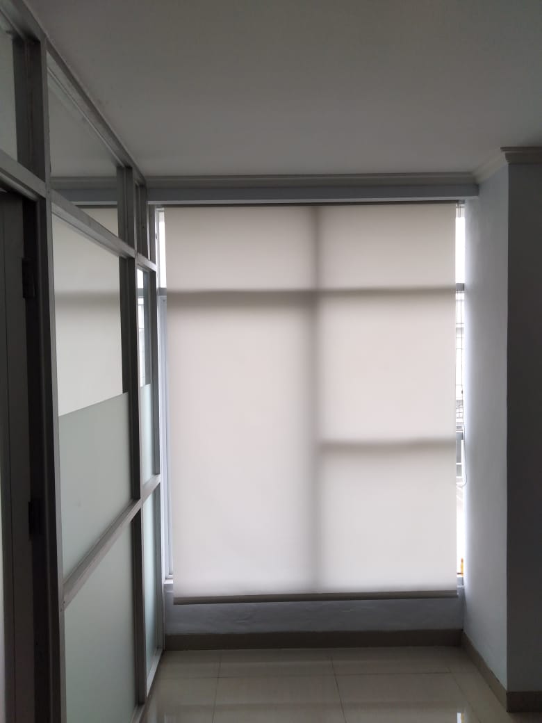 pemasangan roller blind custom bahan dimout di rempoa