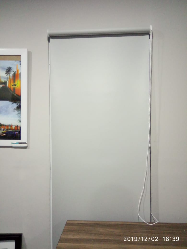 pemasangan roller blind blackout di pondok cabe