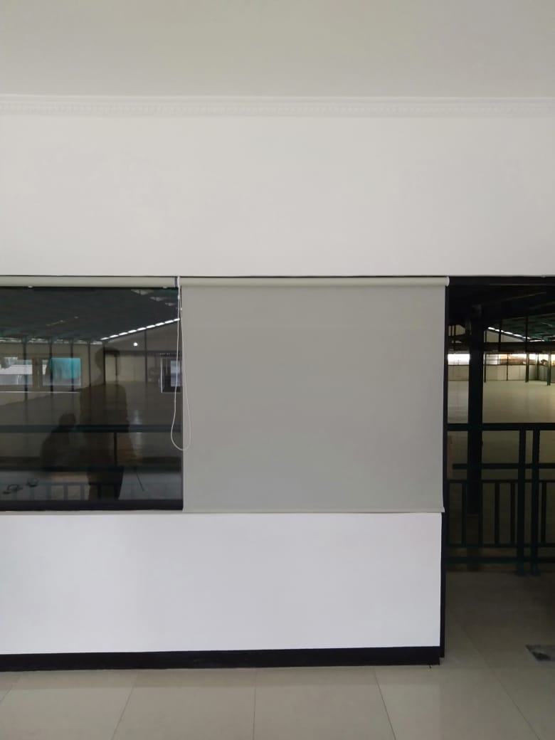 pemasangan roller blind custom blackout di ciputat