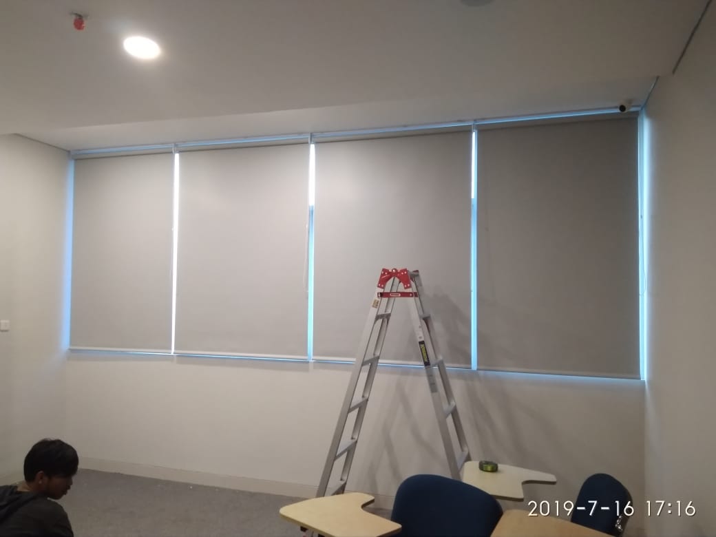 roller blind custom di ruang belajar di serpong