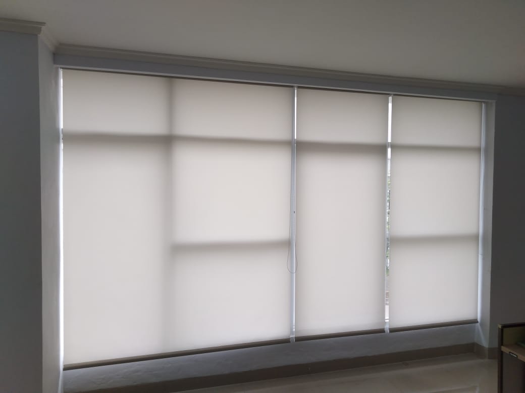 pemasangan roller blind tirai kantor bahan dimout di graha raya