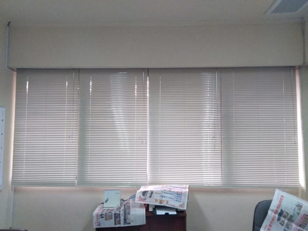 pemasangan venetian blind di ruang kantor di bintaro