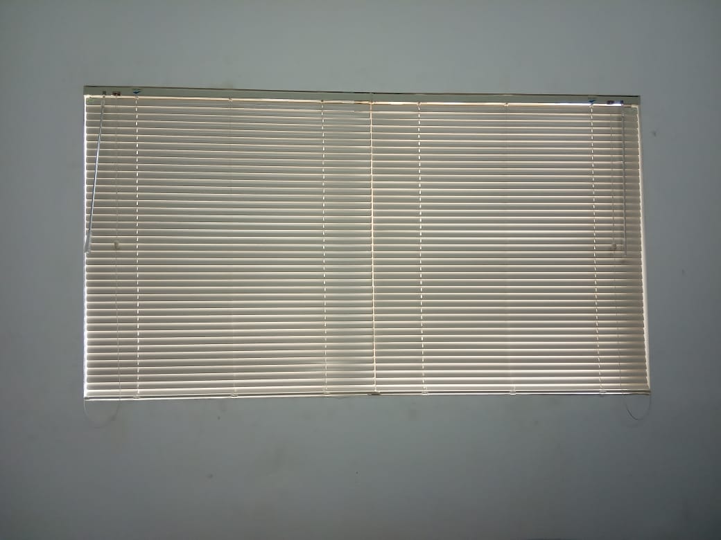 pemasangan horizontal blind di graha raya