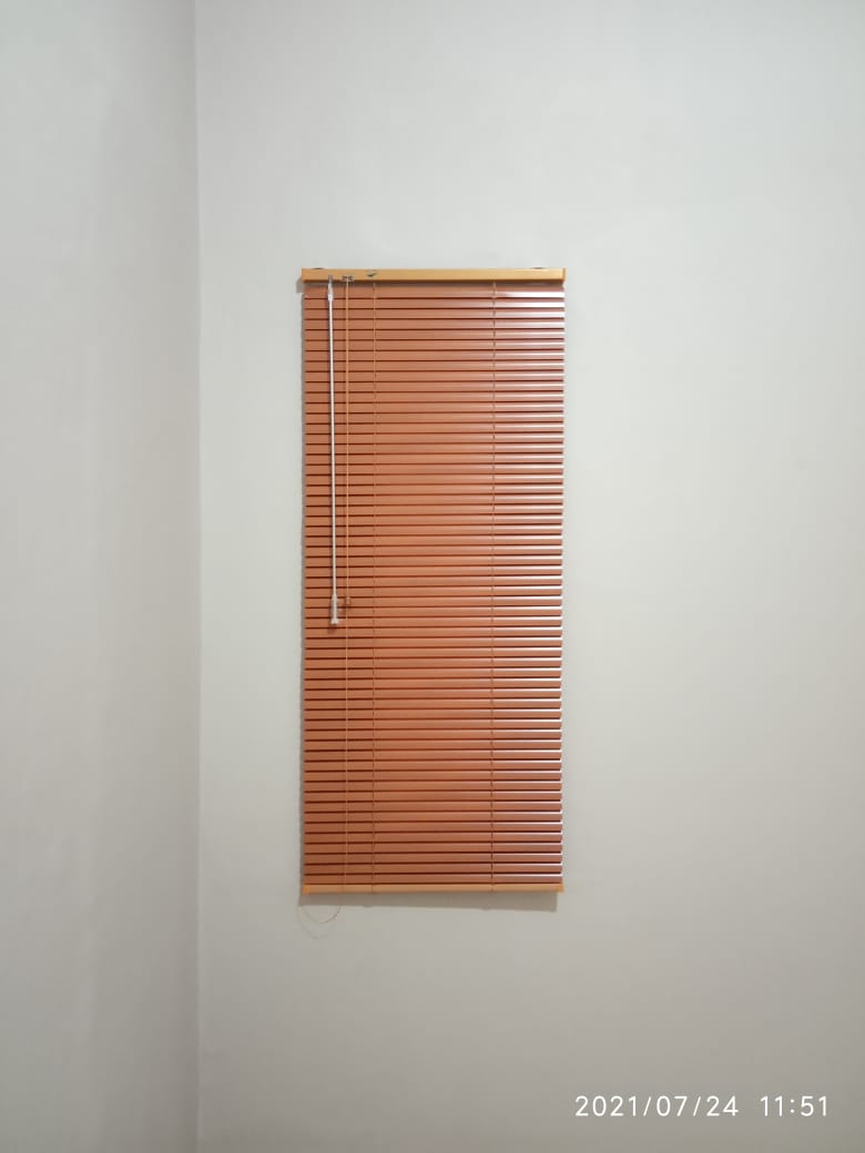 venetian blind warna coklat di serpong