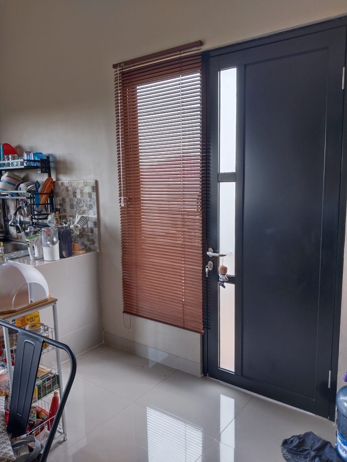 pemasangan horizontal blind pintu masuk di ciputat