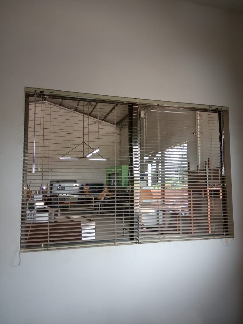 horizontal blind ruang pabrik ciputat