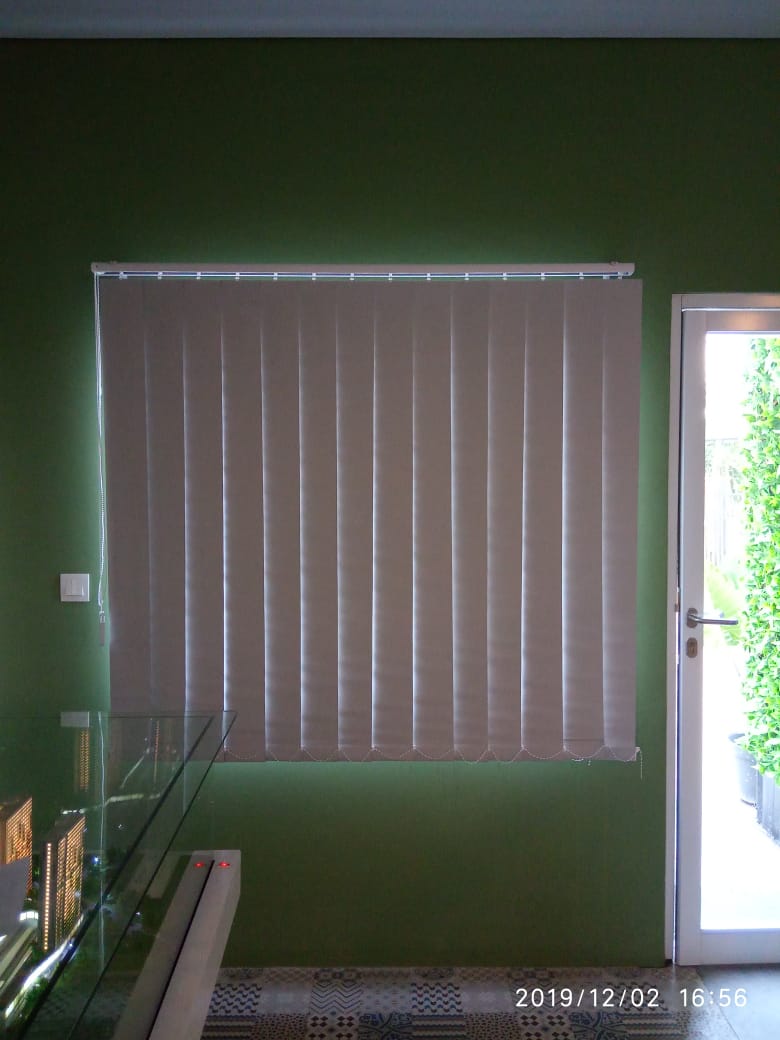 pemasangan vertical blind bahan blackout di rempoa