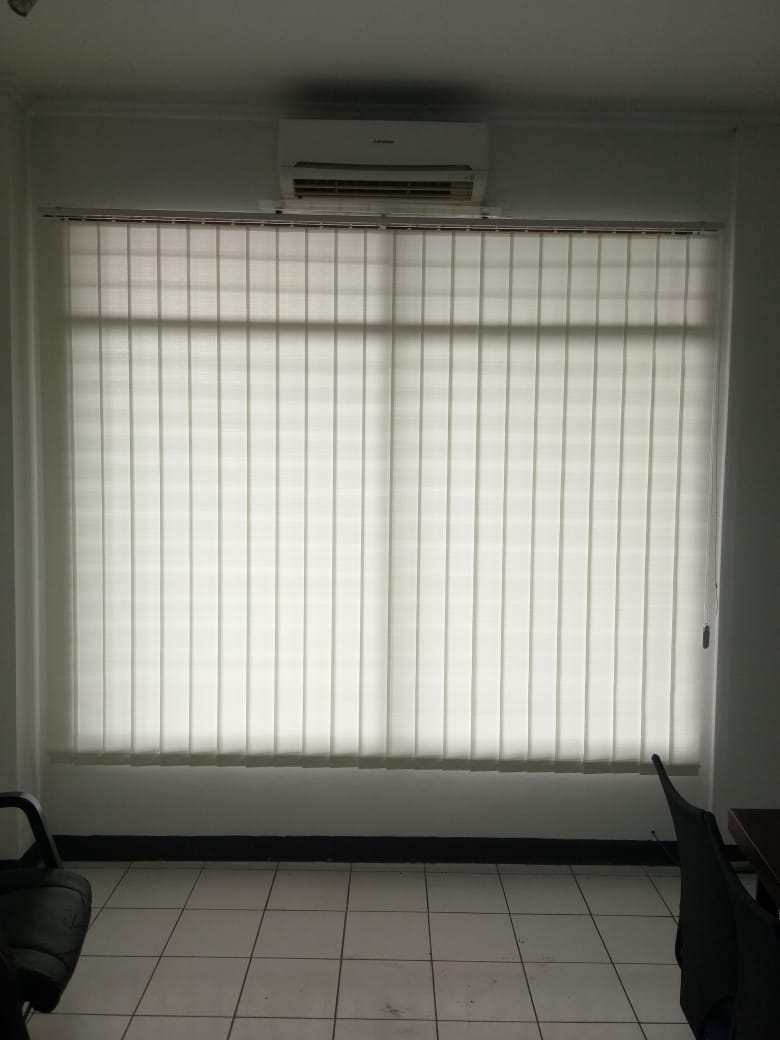 pemasangan vertical blind ruang kerja di serpong