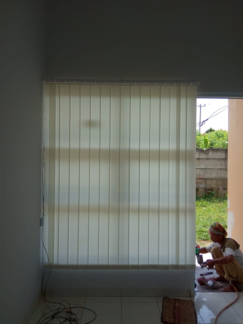 pasang vertical blind jendela rumah di ciputata