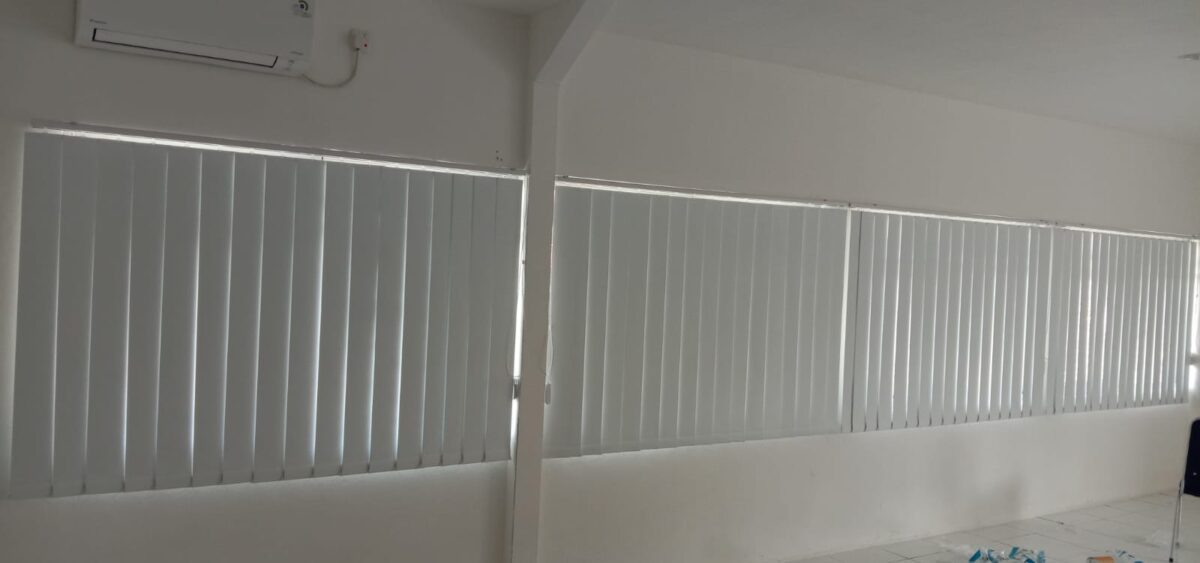 pemasangan vertical blind ruang kantor di graha raya