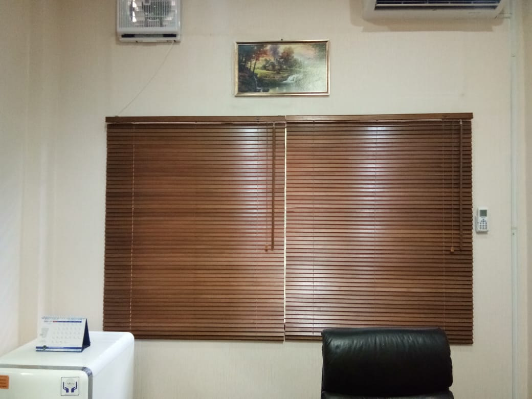 pemasangan wooden blind ruang kerja di serpong