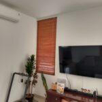 pemasangan wooden blind ruang tv di bintaro