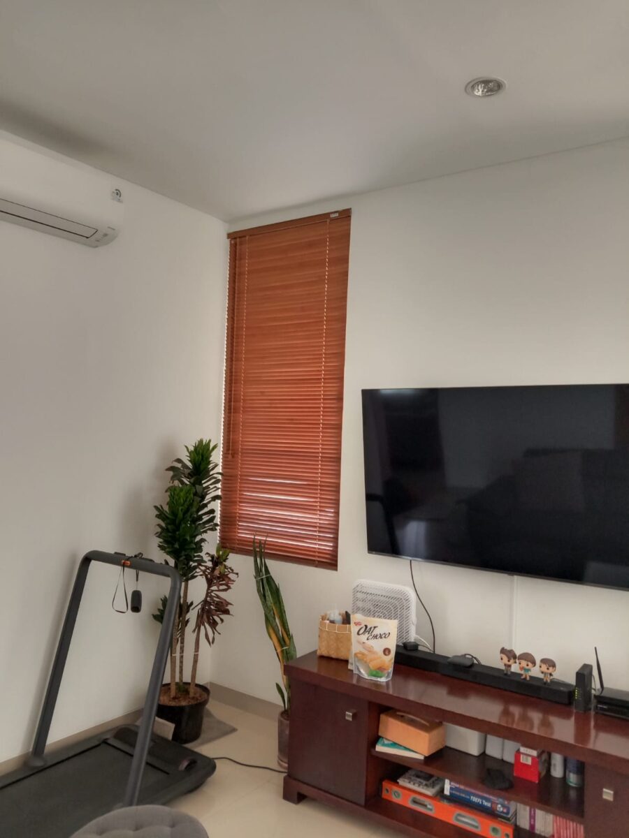 pemasangan wooden blind ruang tv di bintaro