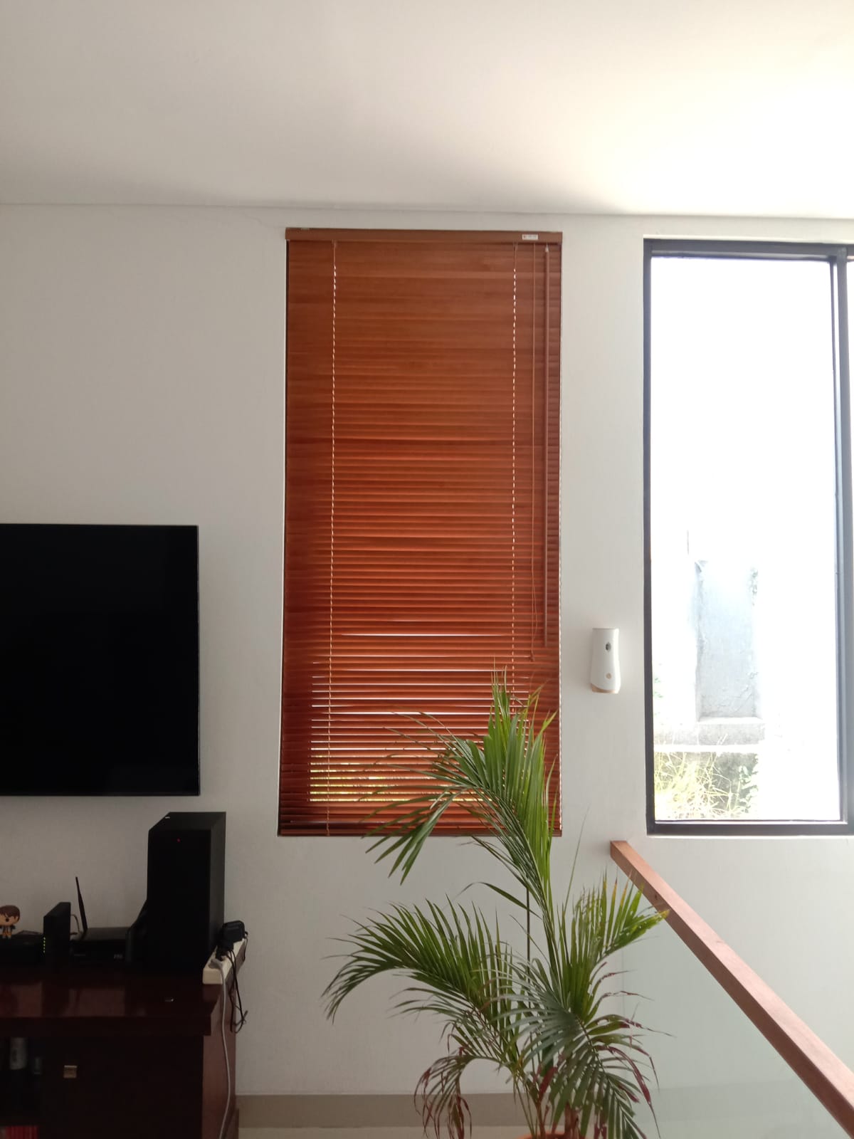 pemasangan wooden blind di ruang tamu di ciputat