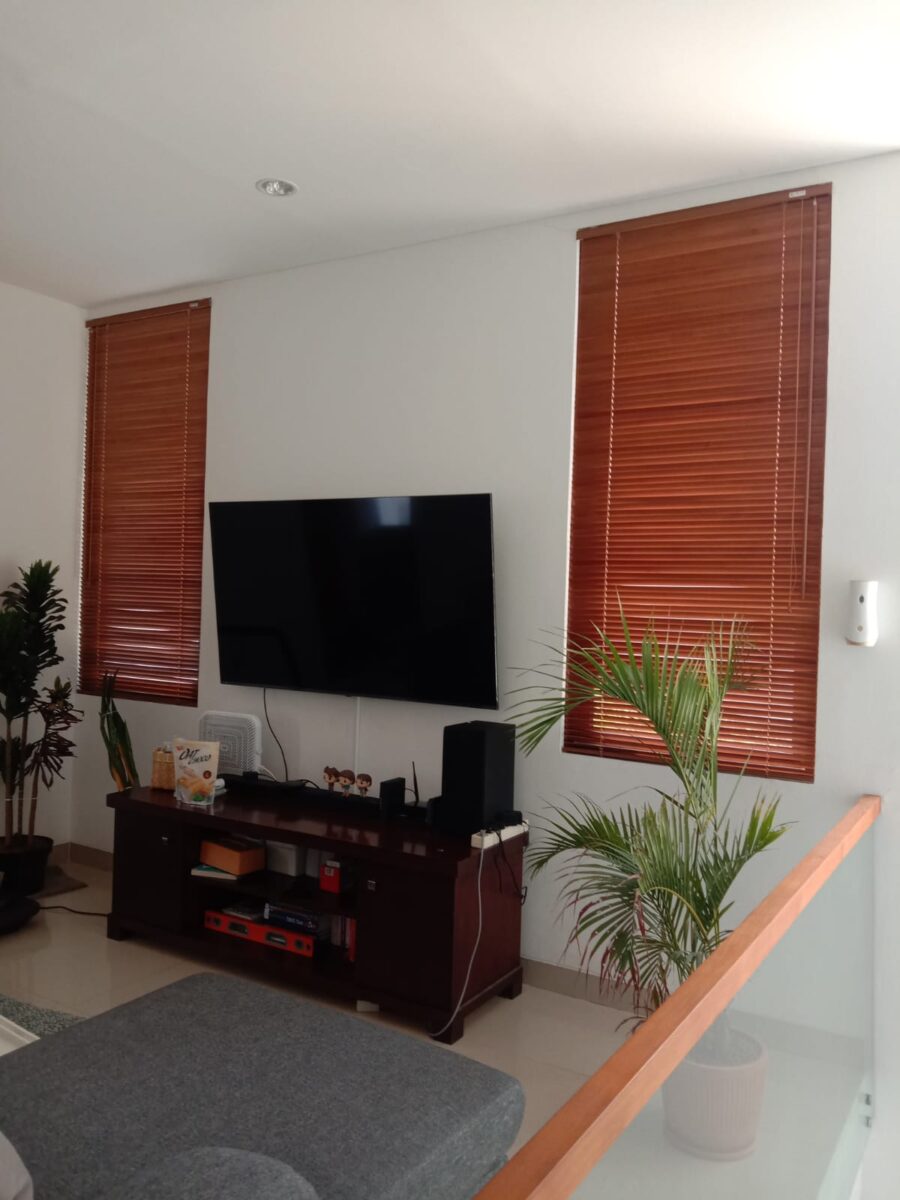 pemasangan wooden blind ruang keluarga di pondok cabe