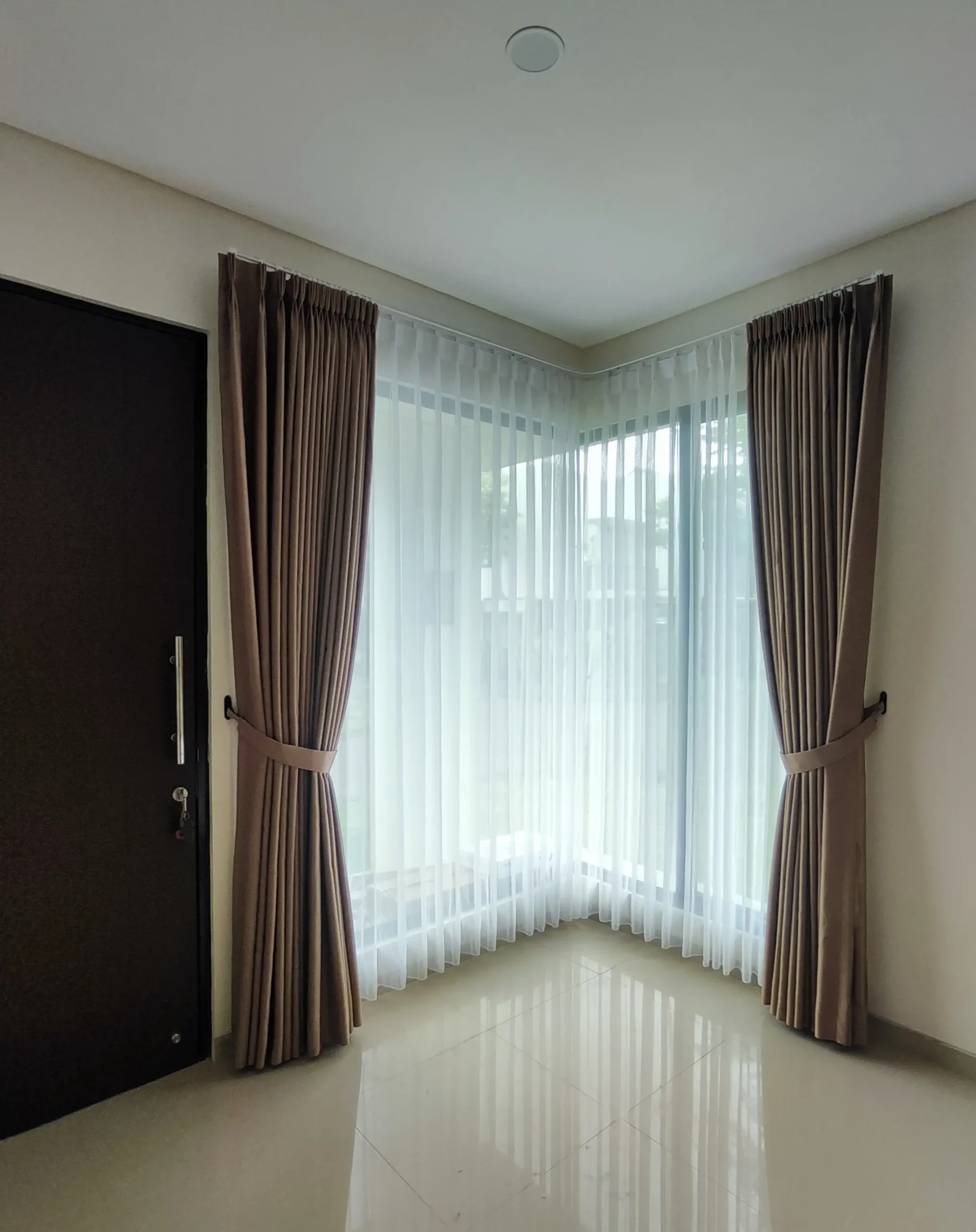 pemasangan gorden minimalis custom bahan blackout 80% di pancoran mas