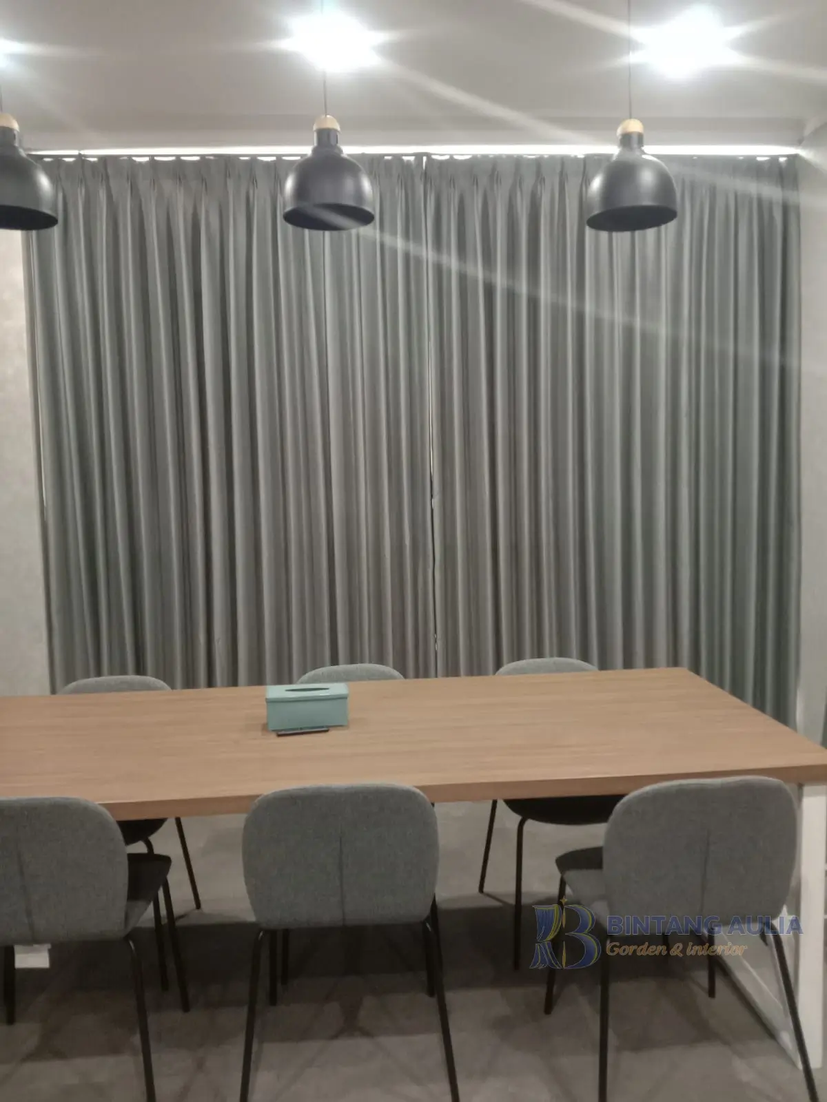 pemasangan gorden blackout minimalis di sukmajaya