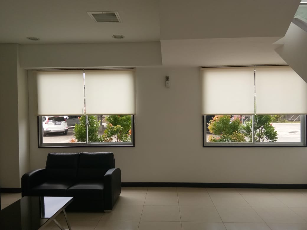 pemasangan roller blind di ruangan kantor di tangerang