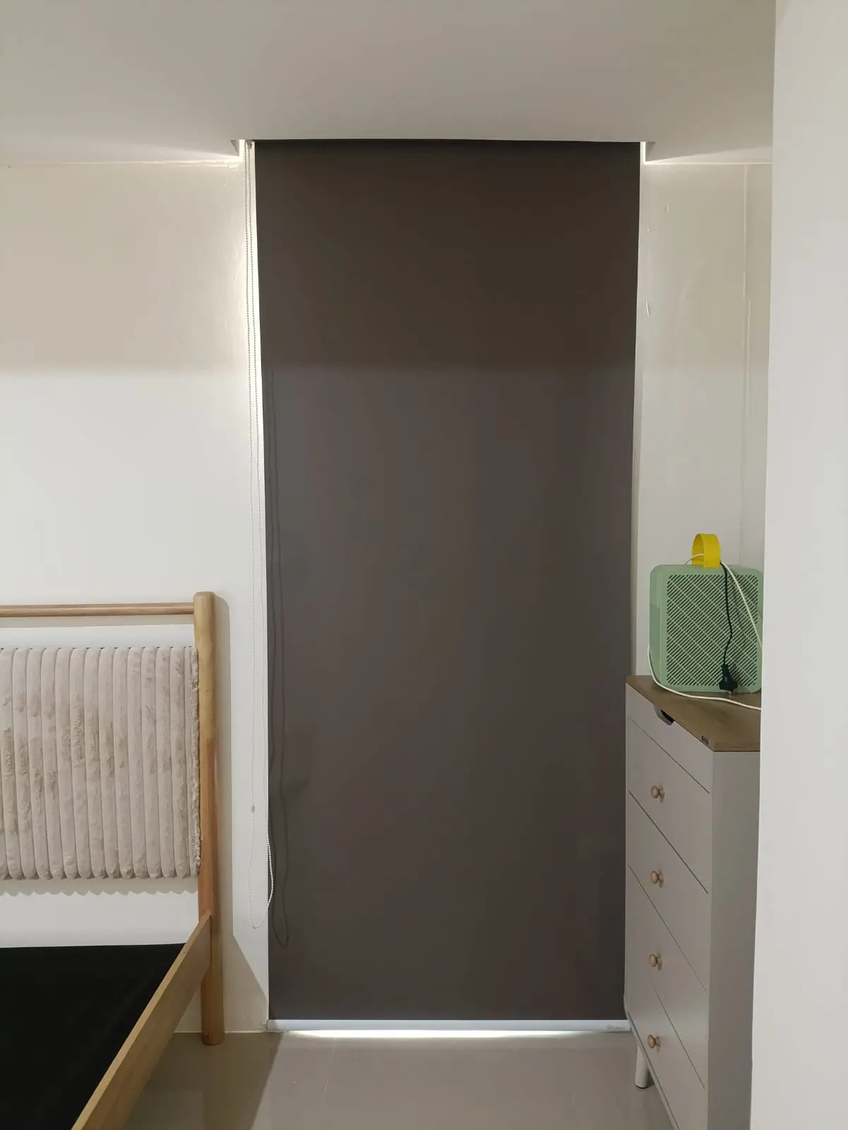 pemasangan roller blind blackout di perumahan banjar wijaya