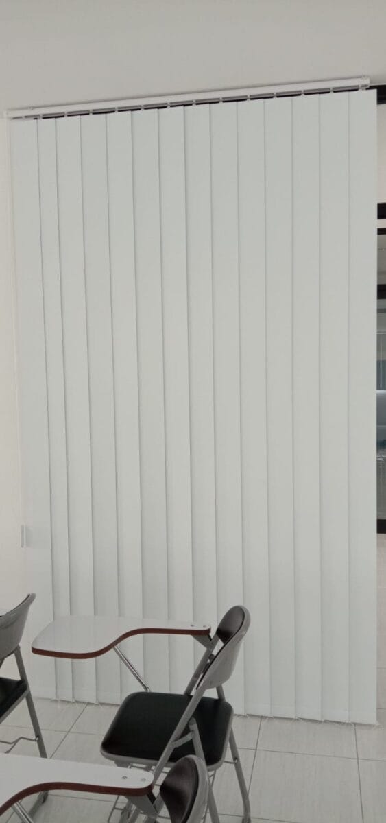 pemasangan vertical blind di cimone bahan blackout