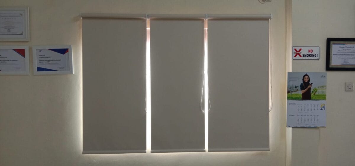 pemasangan roller blind di perumahan cikokol bahan blackout 100%